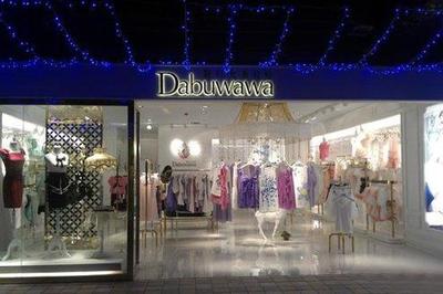 粉红大布娃娃实体店加盟费解析 鞋帽零售创业的理想选择